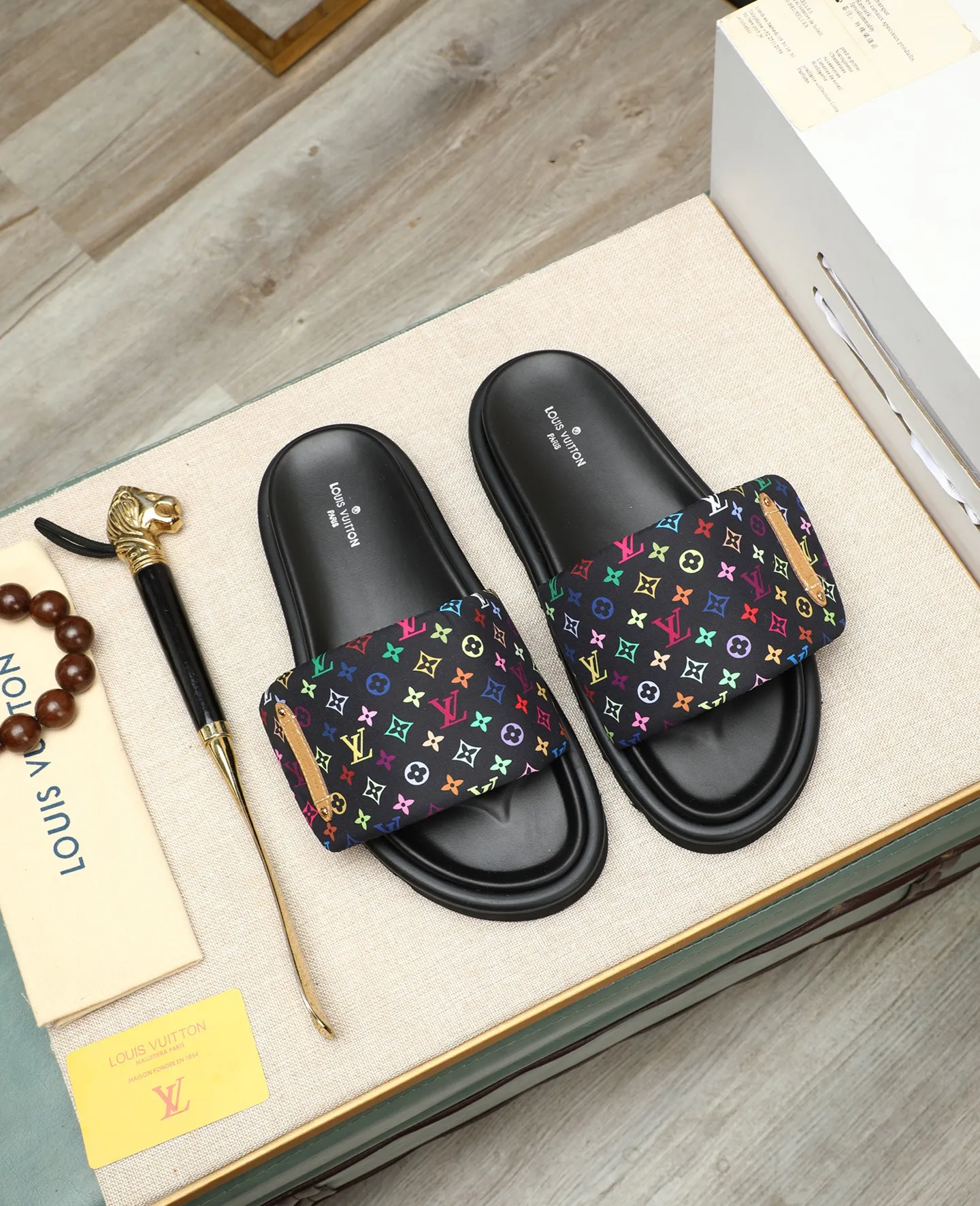 Factory price 360 ​​🐢🐢Men's shoes for couples, with drawer box [LOUIS VUITTON] Louis Vuitton, the latest LV official website printed wallet and men's and women's slippers 🔥🔥🔥 are now on the market. The drawer box is packaged with cloth bags and cards. The upper pattern looks very soft and waxy, and is a super versatile leg slimming tool. Fabric: Imported denim/down silk cotton embossed, LV hardware LOGO, official website pattern printing, lining: water-dyed sheepskin down filling, comfortable to wear, feet: high-elastic PU water platform. Sole: foam sole, heel height: about 5cm. Code number 36-44, (35 45 customized)